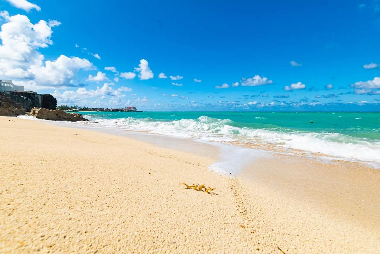 Caprice 7 -Oceanfront Villa - Gated Community With Pool Nassau Bahamas