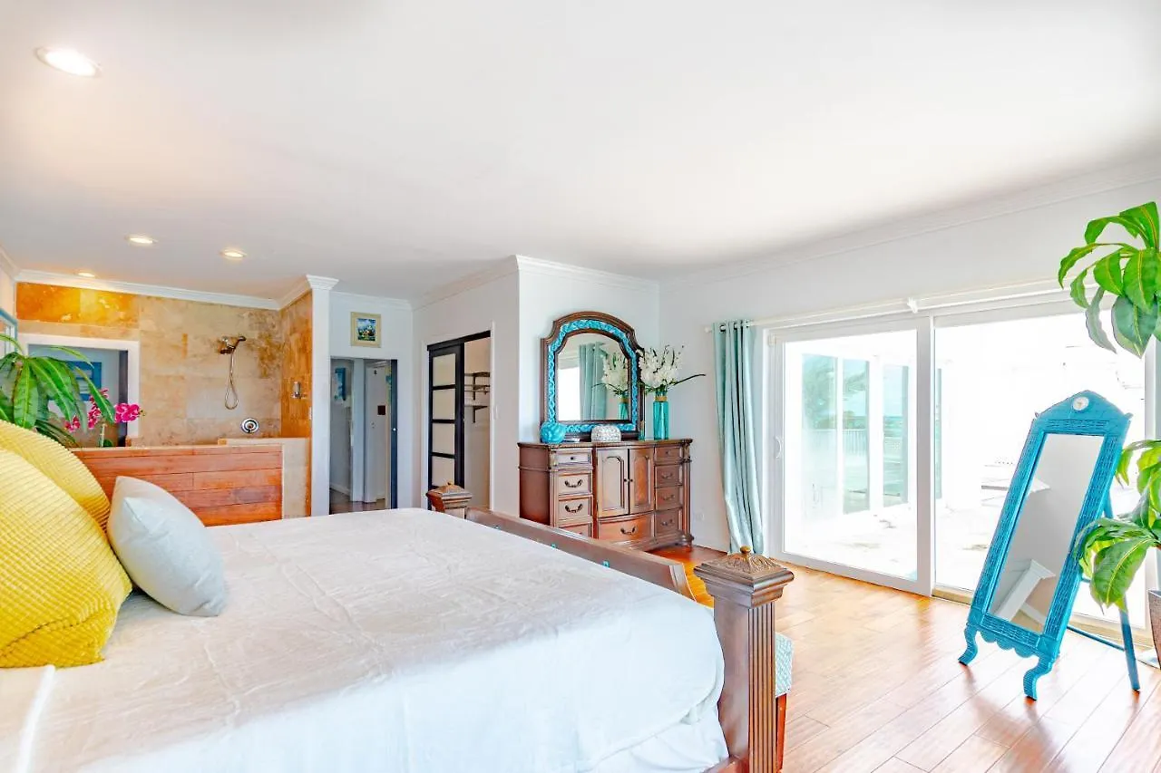 Caprice 7 -Oceanfront Villa - Gated Community With Pool Nassau Bahamas